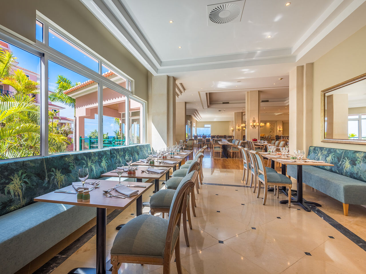 Le restaurant São Lourenço Garden Terrace, de l'hôtel 5 étoiles à Funchal, a resto spacieux avec vue