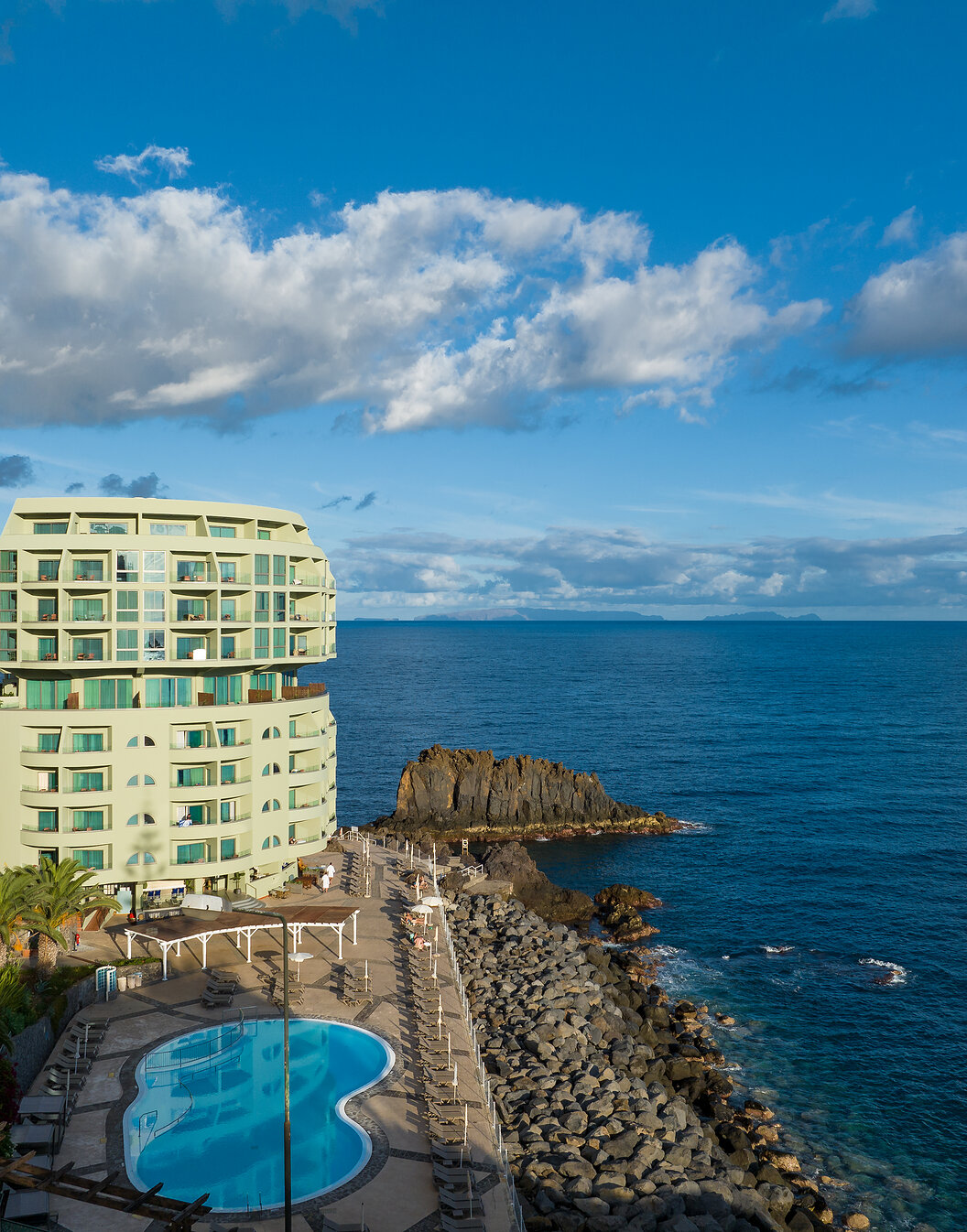 Vue panoramique extérieure du Pestana Vila Lido Madeira, un hôtel 5 étoiles à Funchal près de la mer, avec piscine