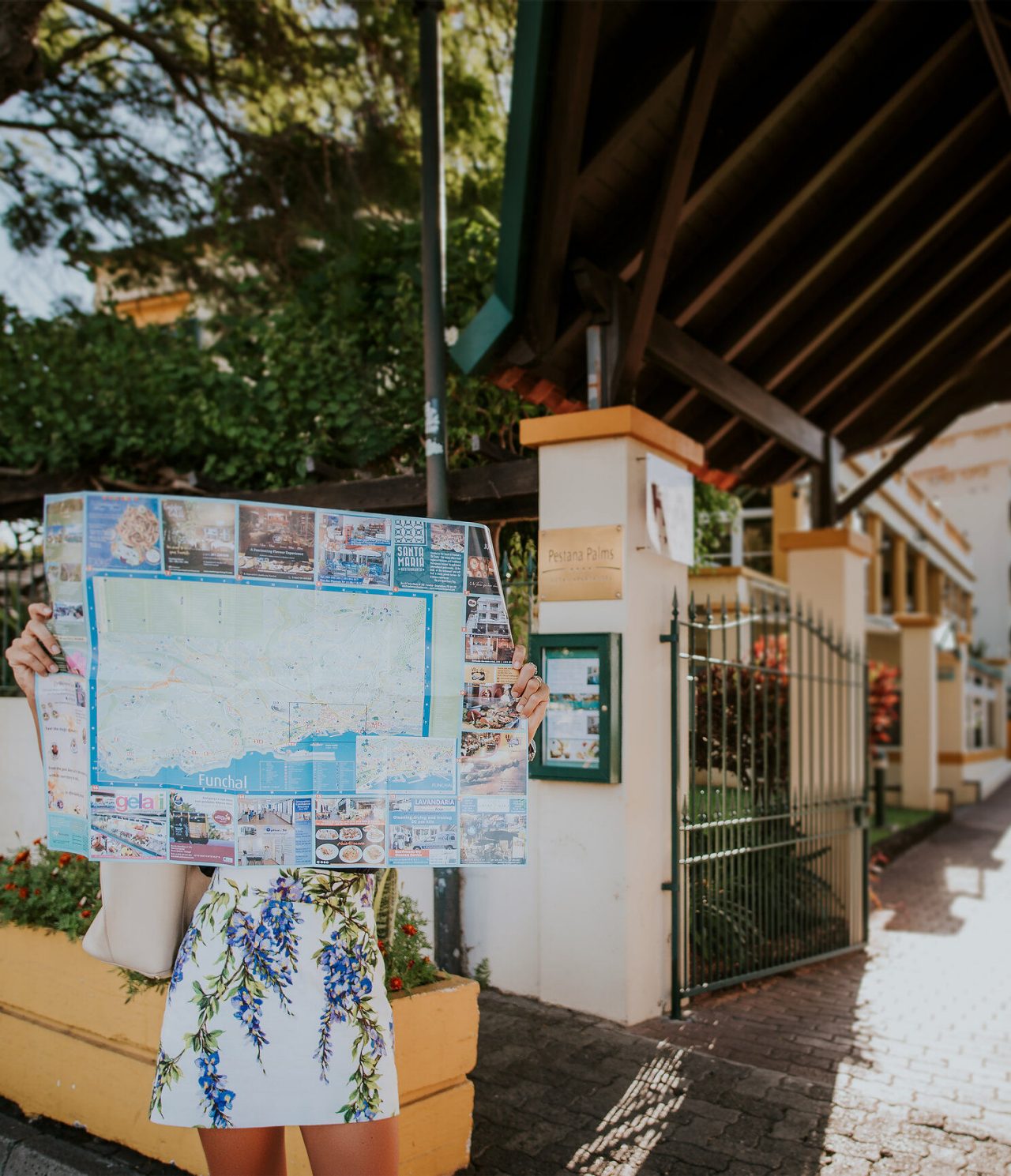 Le Bar Vila Lido, de l'Hôtel Accès Mer au Funchal, a une entrée avec portail et tuile