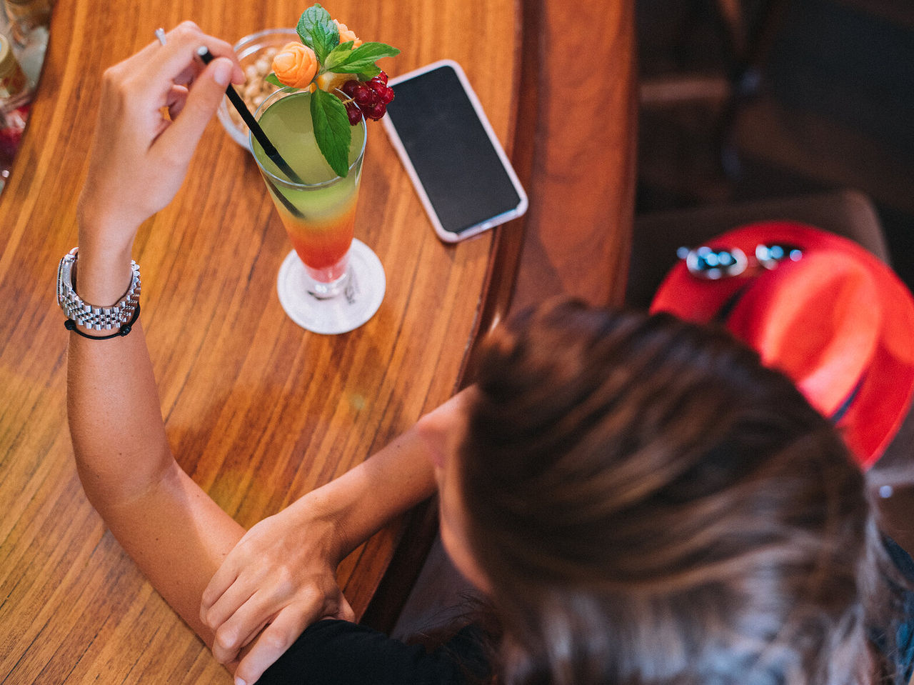 Le Bar Vila Lido, de l'Hôtel Accès Mer au Funchal, propose un cocktail décoré de fruits et menthe