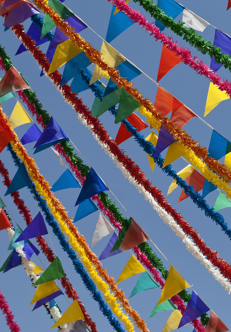 Enfeites de festa popular, coloridos e de vários formatos, pelas ruas do Porto Santo