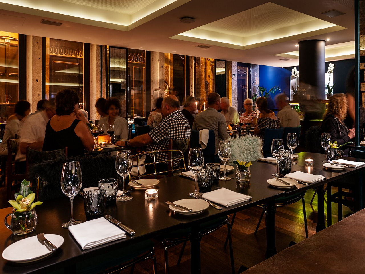 Le restaurant Rib Beef & Wine, de l'Hôtel 5 Étoiles au Centre de Porto, a grandes tables pour repas entre amis