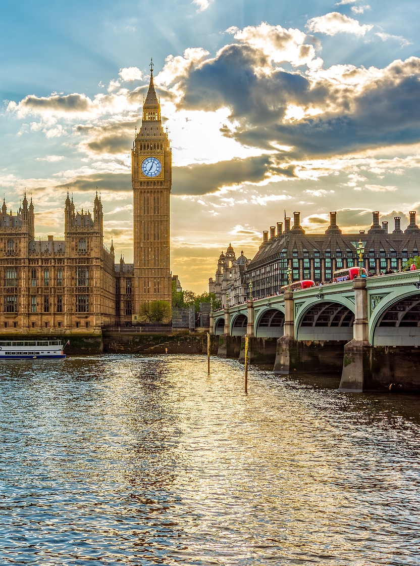 Vue panoramique sur le Palais de Westminster, à Londres, à côté du célèbre Big Ben, avec la Tamise au premier plan