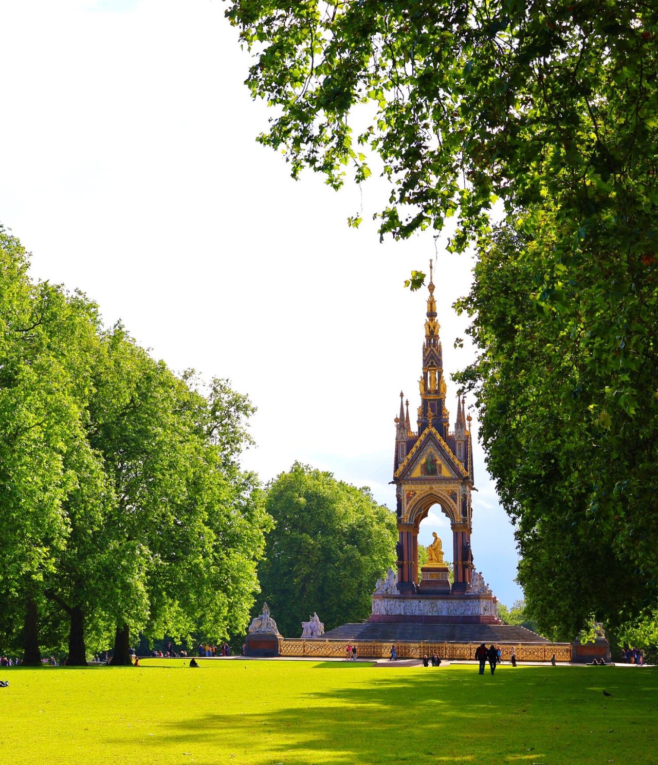 Vue d'un monument historique à Londres, avec une statue dorée au centre et une tour avec des détails dorés