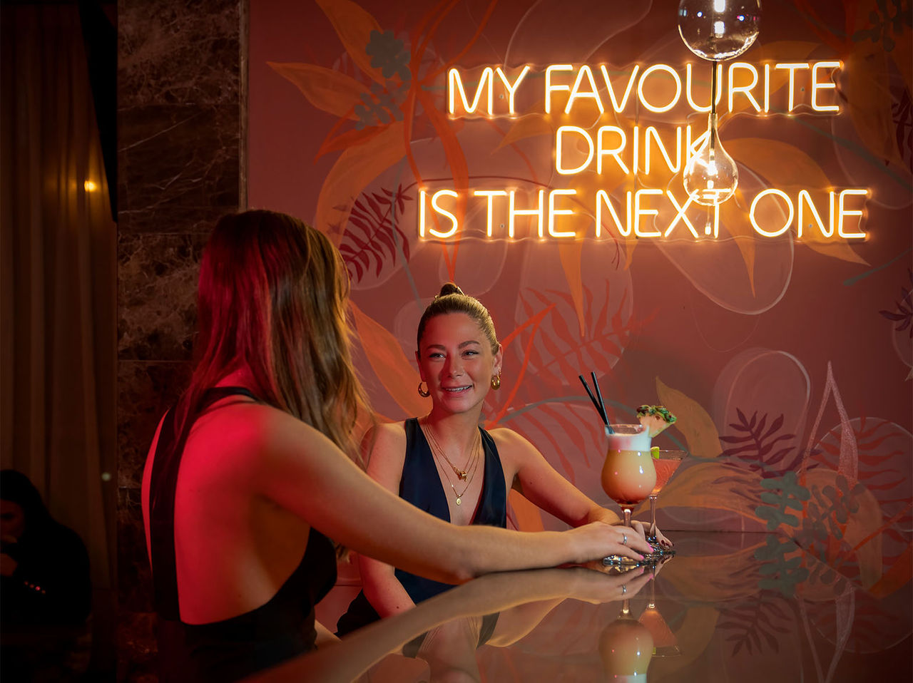 Bar du Pestana Chelsea Bridge Hôtel 4 Étoiles à Londres, cocktails servis sous une enseigne lumineuse