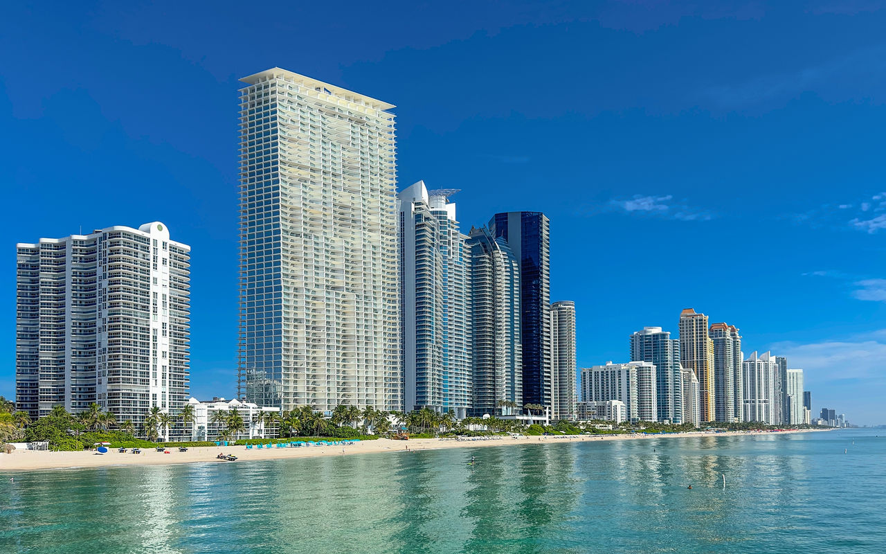 Vue littorale de Miami Beach, gratte-ciel modernes, plages de sable clair, eau bleue cristalline