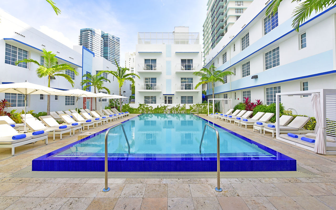 Vue de la piscine du Pestana Miami South Beach, un boutique hôtel de 4 étoiles en plein Miami Beach