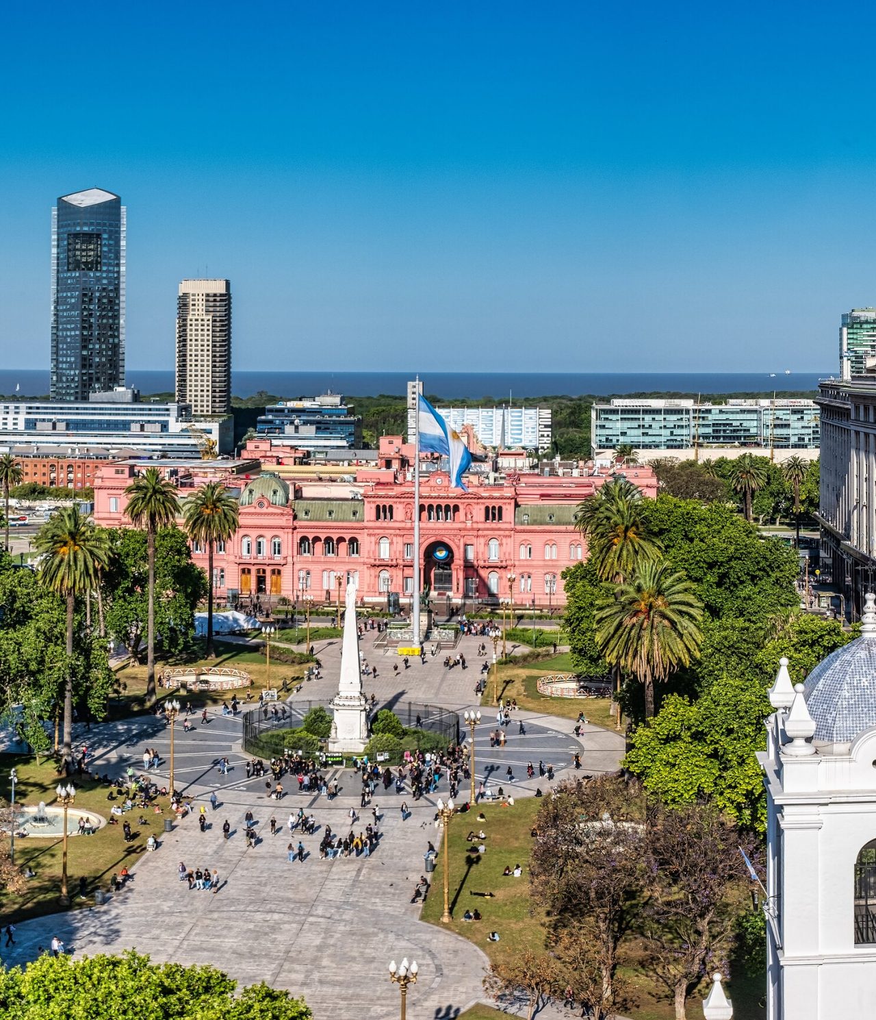 Vue aérienne de la Plaza de Mayo, avec le siège du gouvernement argentin et le Cabildo, avec des gens qui se promènent