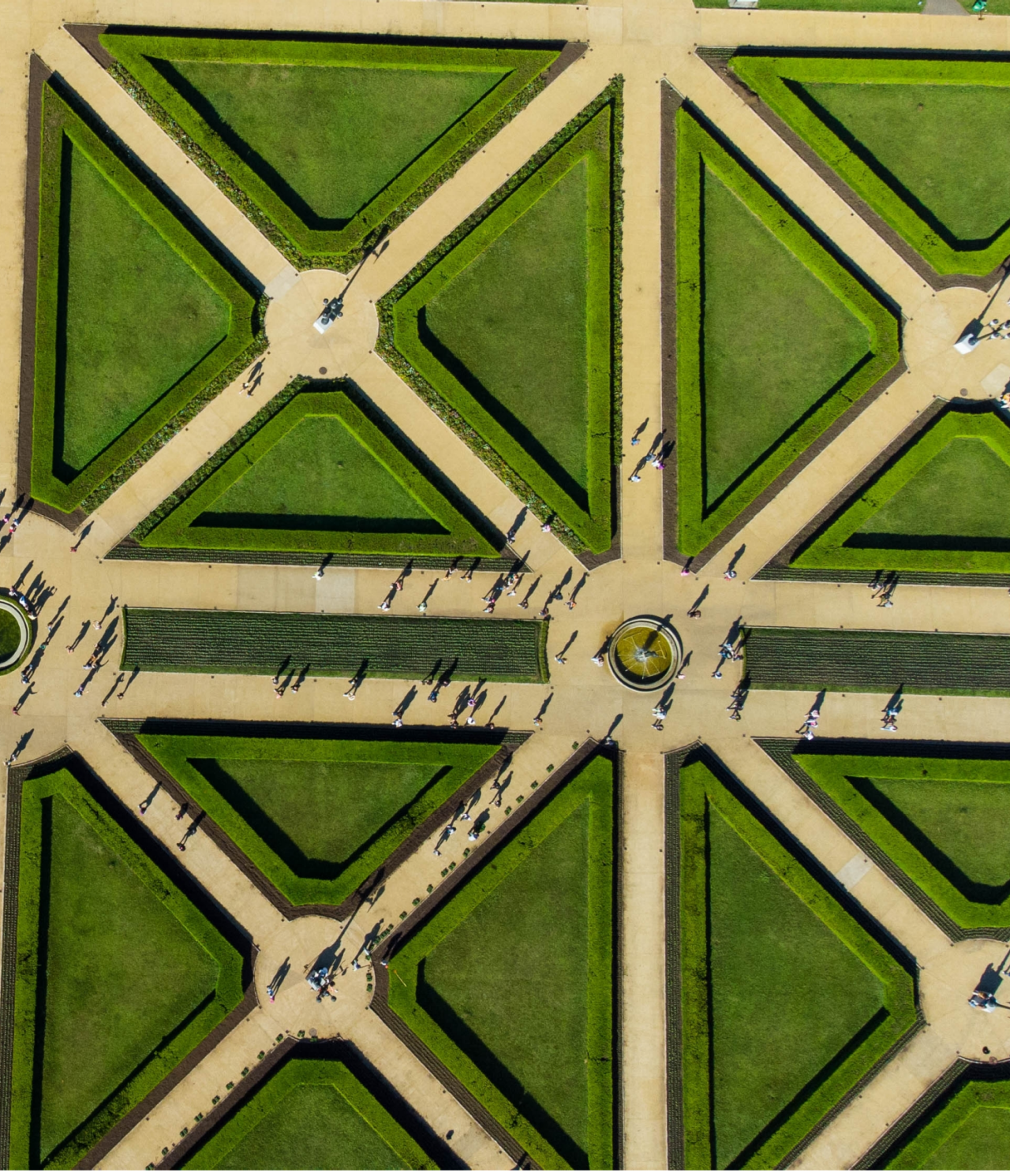 Vue aérienne du Jardin Botanique mettant en avant la serre en verre, inspirée des palais français