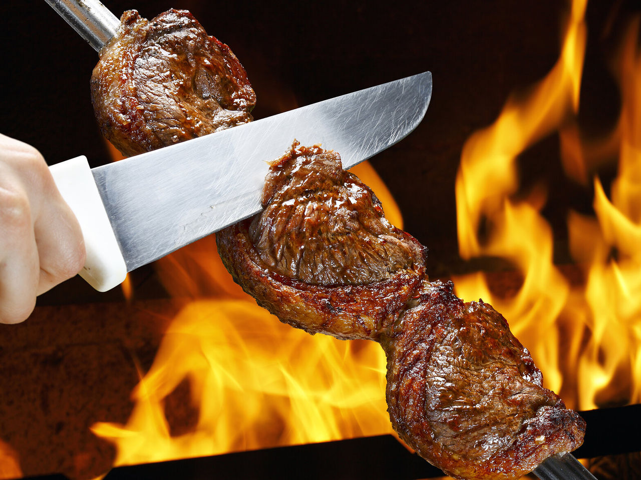 La picanha est une coupe de bœuf très prisée au Brésil, connue pour sa succulence et son goût intense