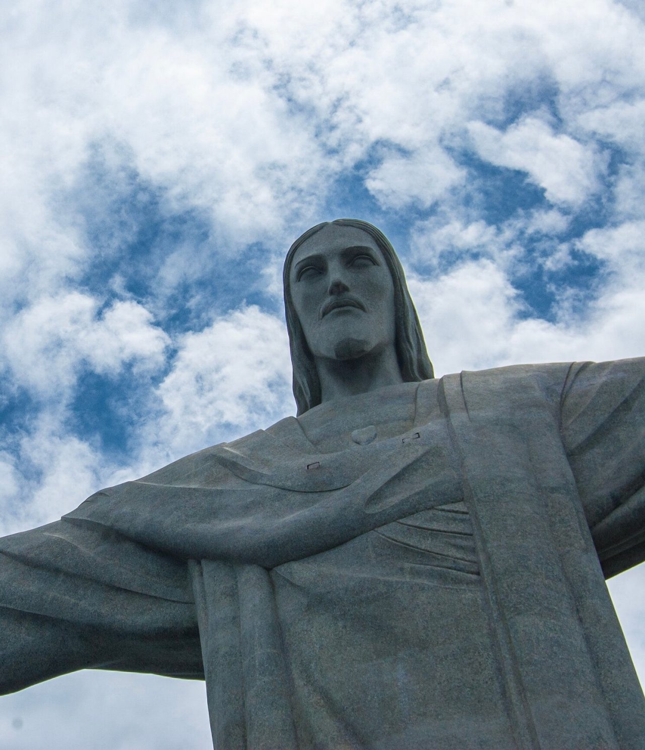 Vue de la statue en pierre du Christ Rédempteur à Rio de Janeiro, les bras ouverts