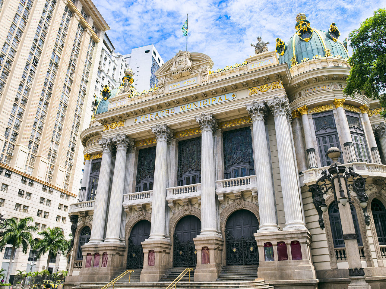 Vue de la façade du Théâtre Municipal de Rio de Janeiro, un icône de l'architecture et de la culture brésiliennes