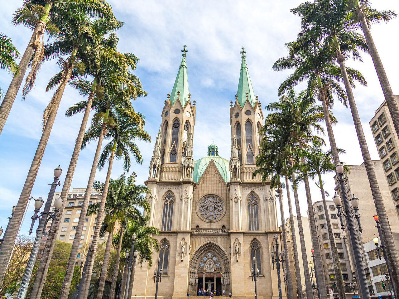Cathédrale de São Paulo, avec ses tours caractéristiques, entourée de palmiers