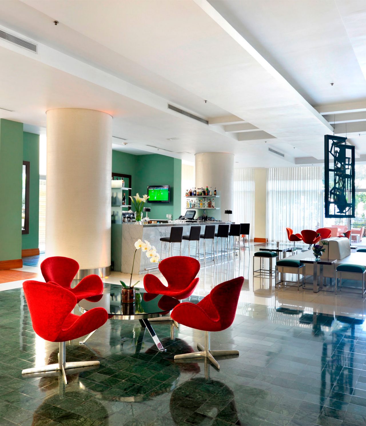 Le Lobby Bar de l’hôtel à Caracas a beaucoup de lumière naturelle, une télévision et plusieurs tables pour boire