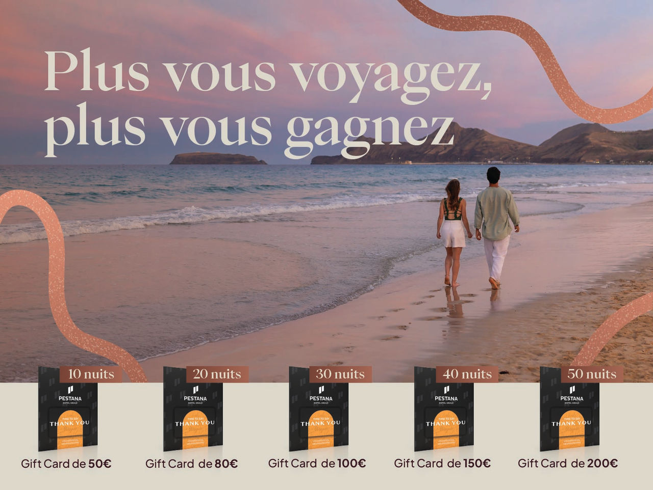 Couple marchant sur une plage au coucher du soleil avec texte promotionnel et cartes cadeaux en bas alignées