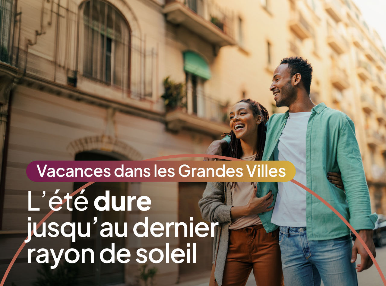 Couple souriant marchant dans une rue ensoleillée avec le texte Vacances dans les Grandes Villes en arrière-plan