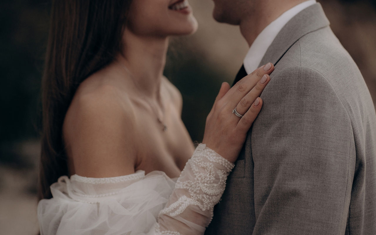 Un couple souriant célèbre son mariage au Pestana Hotel Group, dans un lieu spécial avec une décoration personnalisée