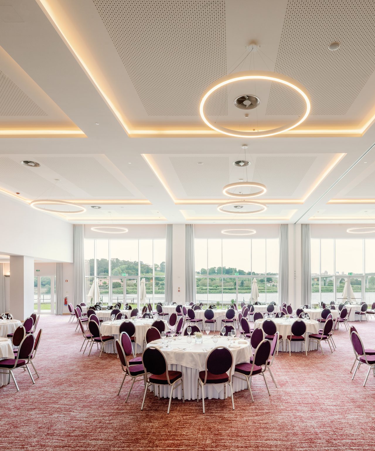 Réunions et Conférences au Pestana Hotel Group, dans des salles spacieuses et élégantes, avec plusieurs tables et lumière