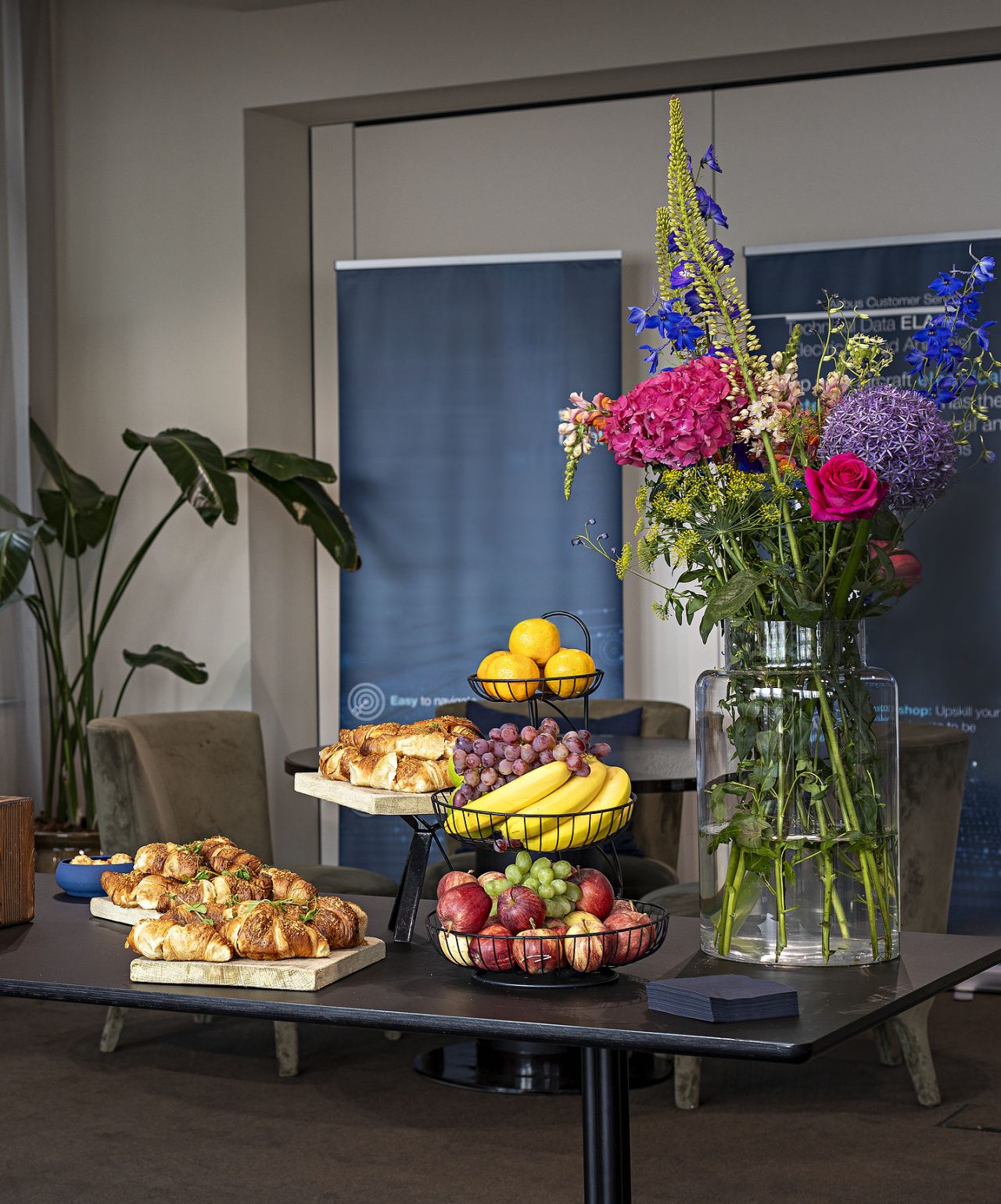Réunions et Conférences au Pestana Hotel Group, avec des pauses-café proposant options comme des fruits et des croissants