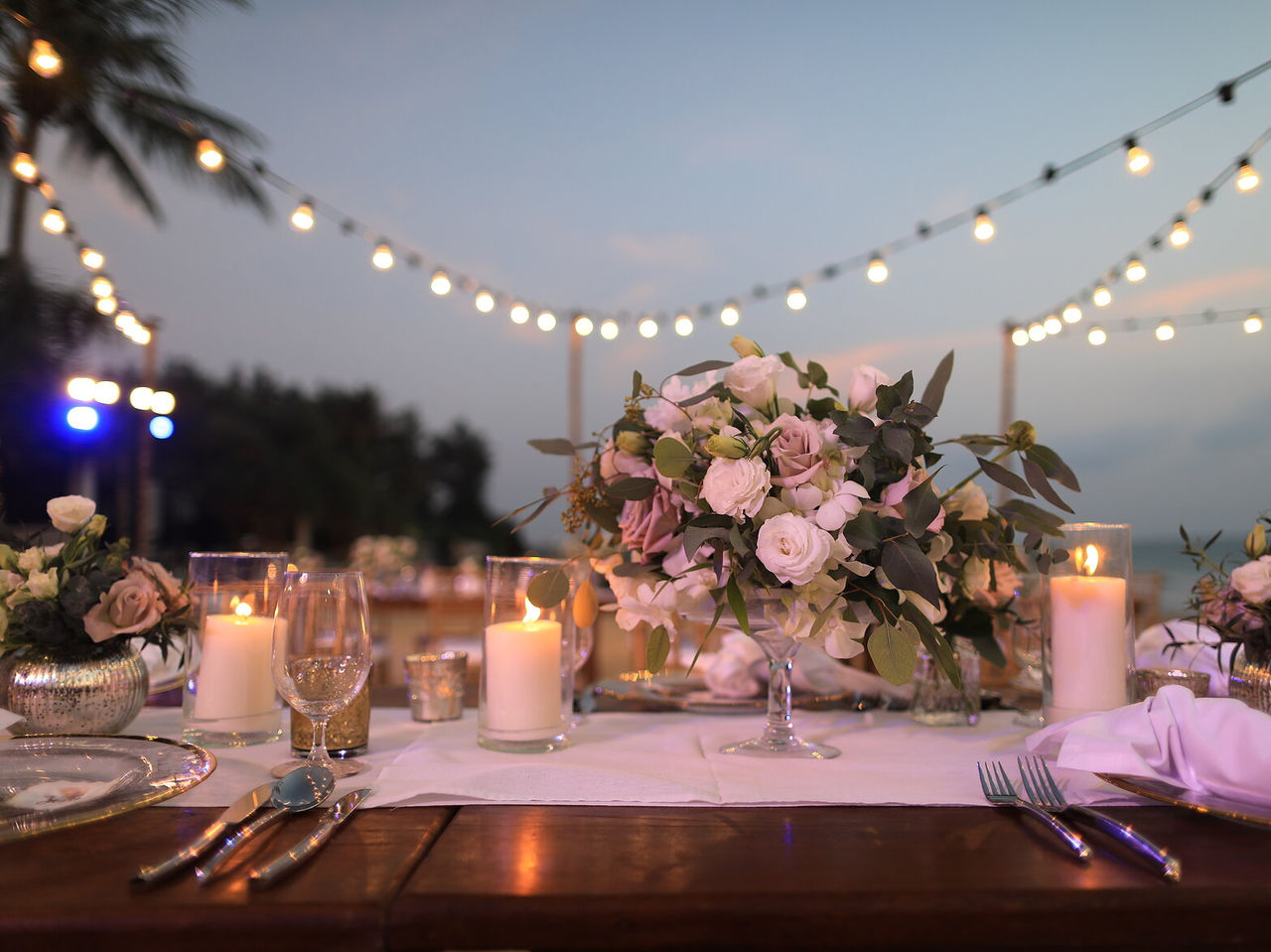 Decoratie naar uw wens om uw speciale gelegenheid te vieren, met buitentafels, bloemstukken en hangende lichten