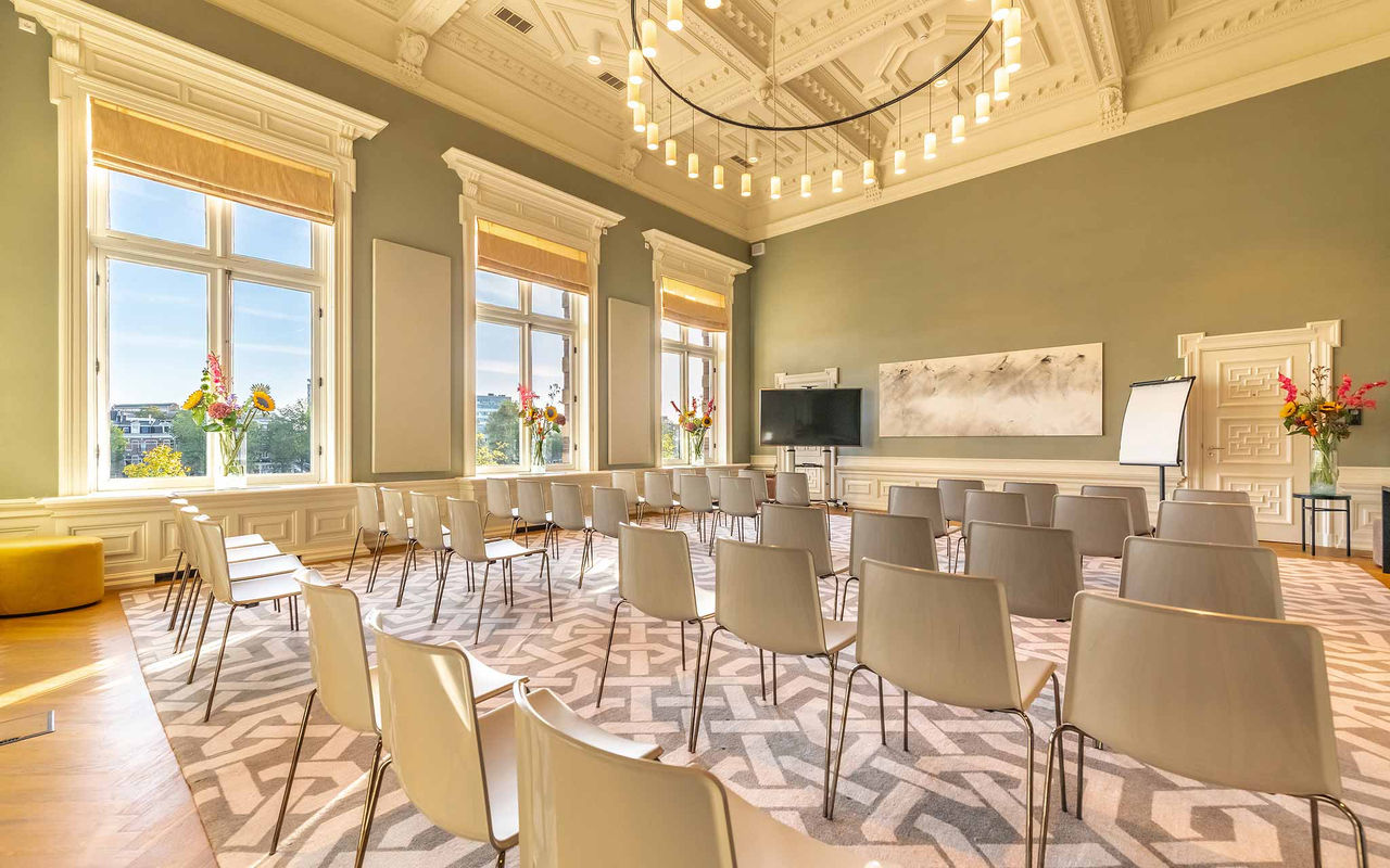 Ruime Vergader- en Conferentieruimte bij Pestana Hotel Group, met moderne en elegante inrichting, en veel natuurlijk licht