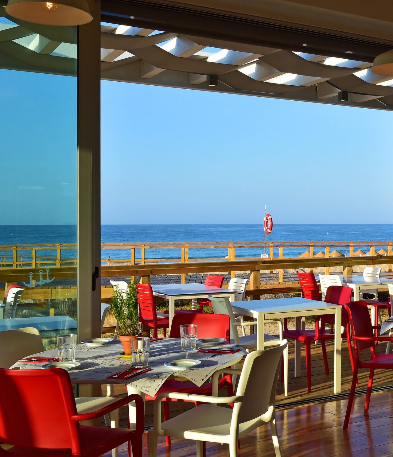 Het restaurant Sea Deck, van het Premium Hotel in de Algarve, heeft een veranda met uitzicht op de zee