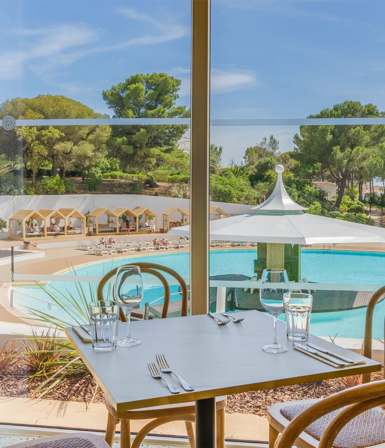 O restaurante Luigi, do Hotel Tudo Incluído no Algarve, tem uma mesa com vista para a piscina