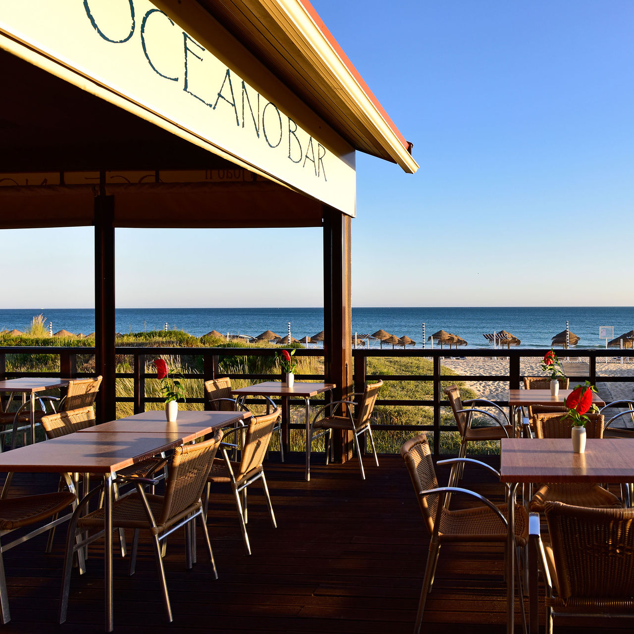 Zeezicht bij Pestana Dom João II in Alvor, met blauwe lucht en kalme zee