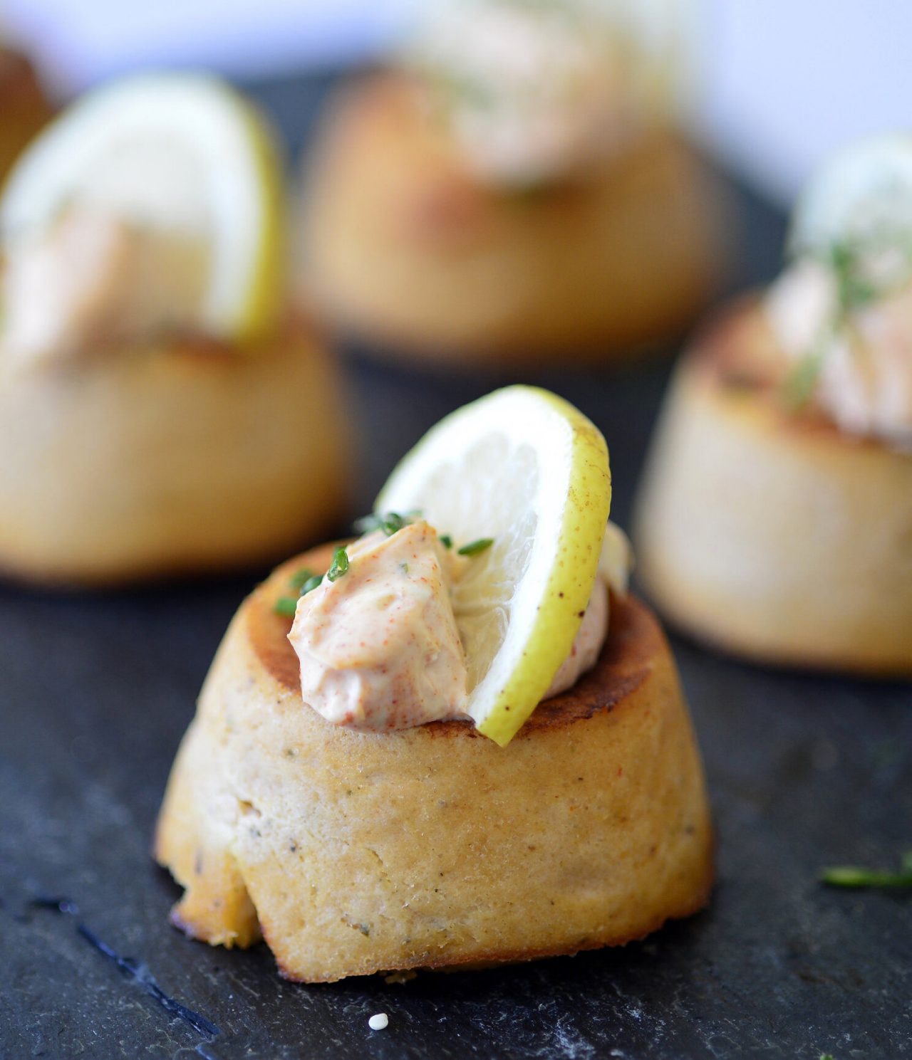 Het restaurant Clubhouse, van het 4-sterrenhotel voor gezinnen in de Algarve, serveert snacks met saus en citroen