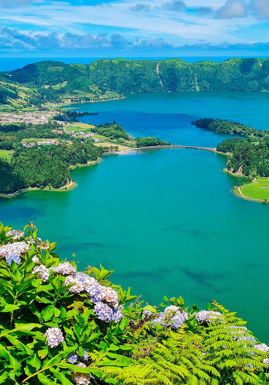 Uitzicht op Lago das Sete Cidades, met de blauwe en groene meren, te midden van dichte groene vegetatie