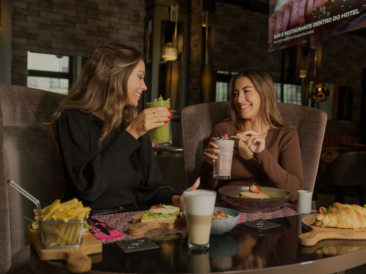Het restaurant Corner, van het hotel in het historische centrum, serveert gevarieerde maaltijden van tosti's tot croissants