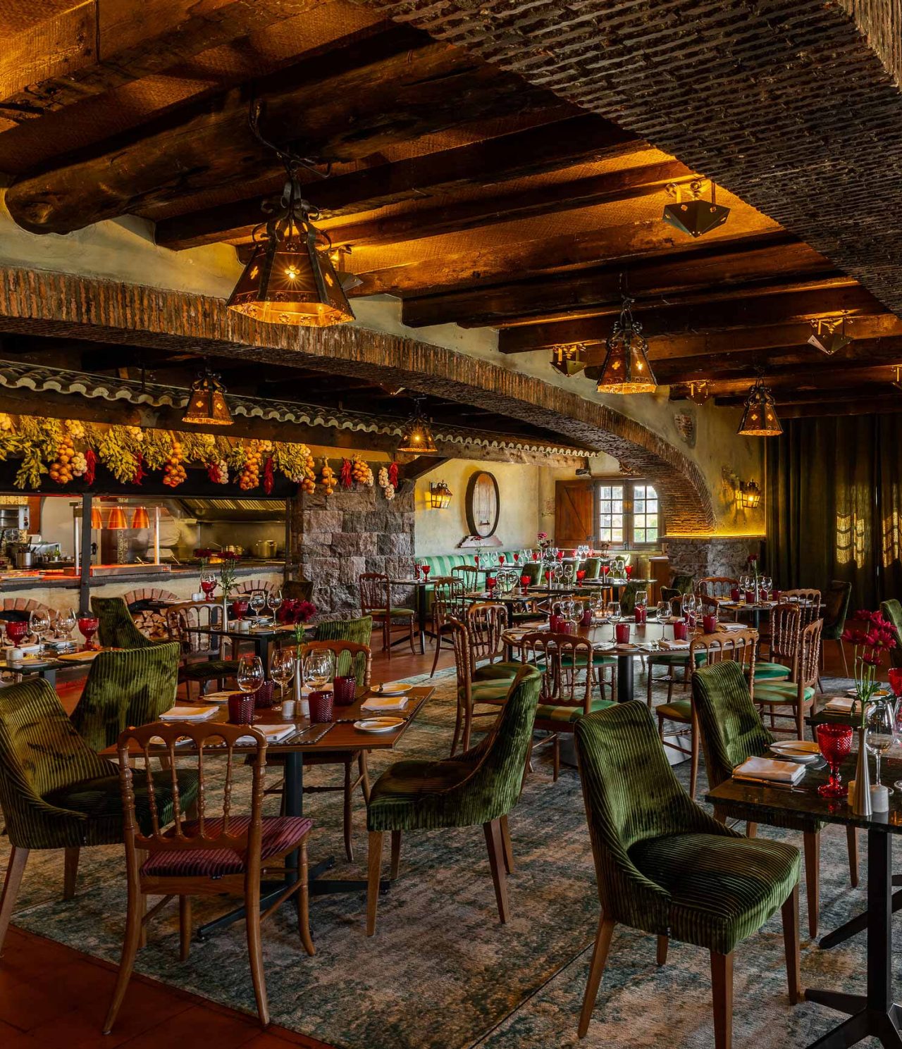 Restaurant van Pestana Carlton Madeira, 5‑Sterrenhotel op Madeira, met rustieke eetzaal en warme verlichting