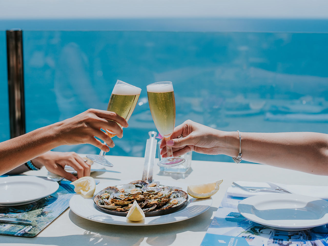 De bar Garden Pool, van het 5-sterrenhotel op Madeira, heeft een gerecht met lapas van Madeira, vergezeld van champagne