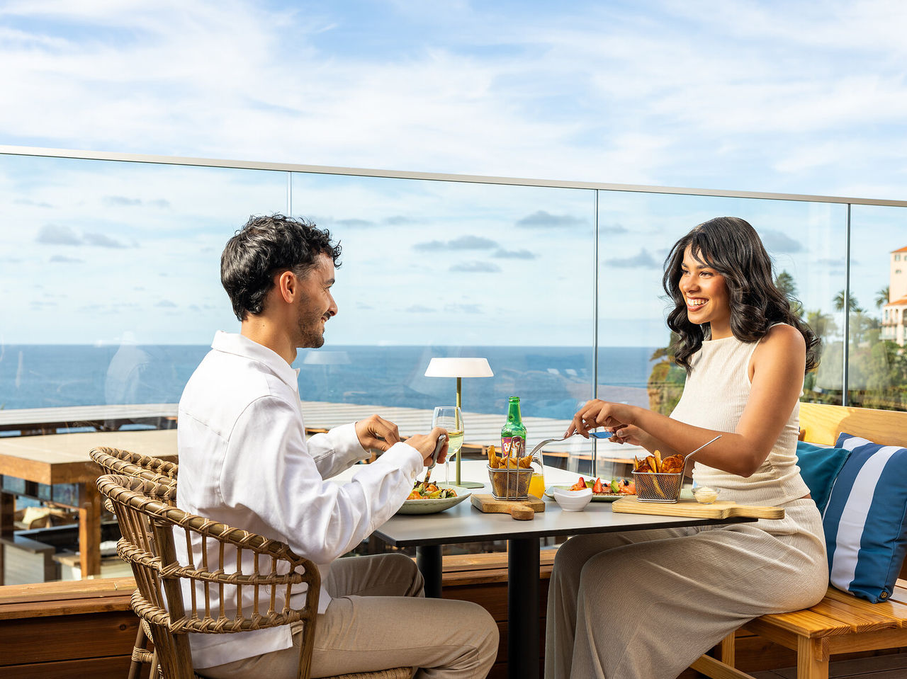 Restaurant van Pestana Carlton Madeira, Hotel in het Centrum van Funchal, aan Zee met gasten op terras aan zee