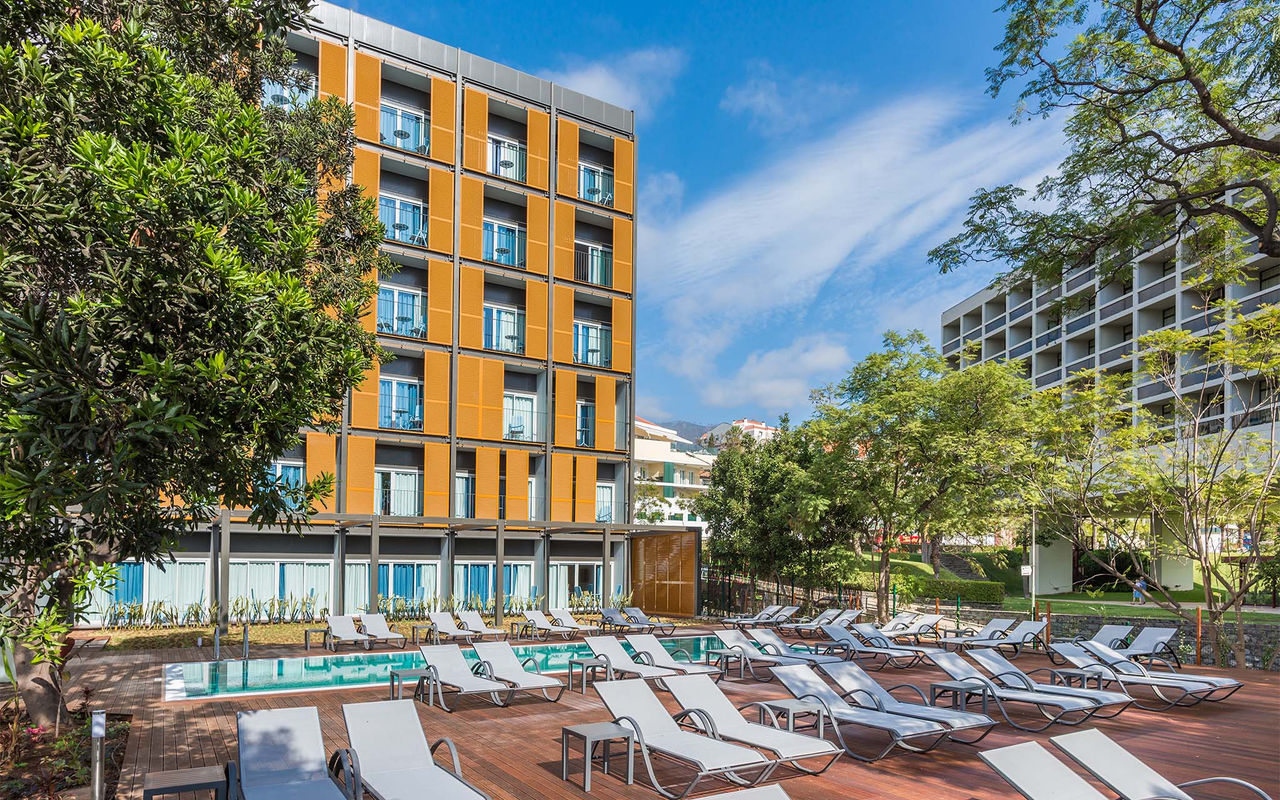Buitenkant Pestana Casino Studios, appartementen met zwembad en oranje gebouw