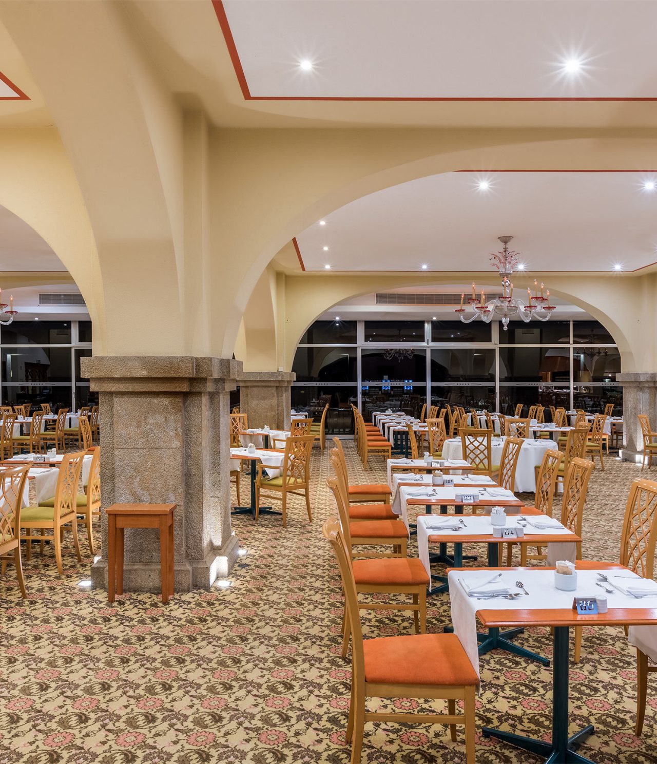 Het Arcos-restaurant, in het hotel in het centrum van Funchal, heeft een ruime ruimte met stoelen en tafels