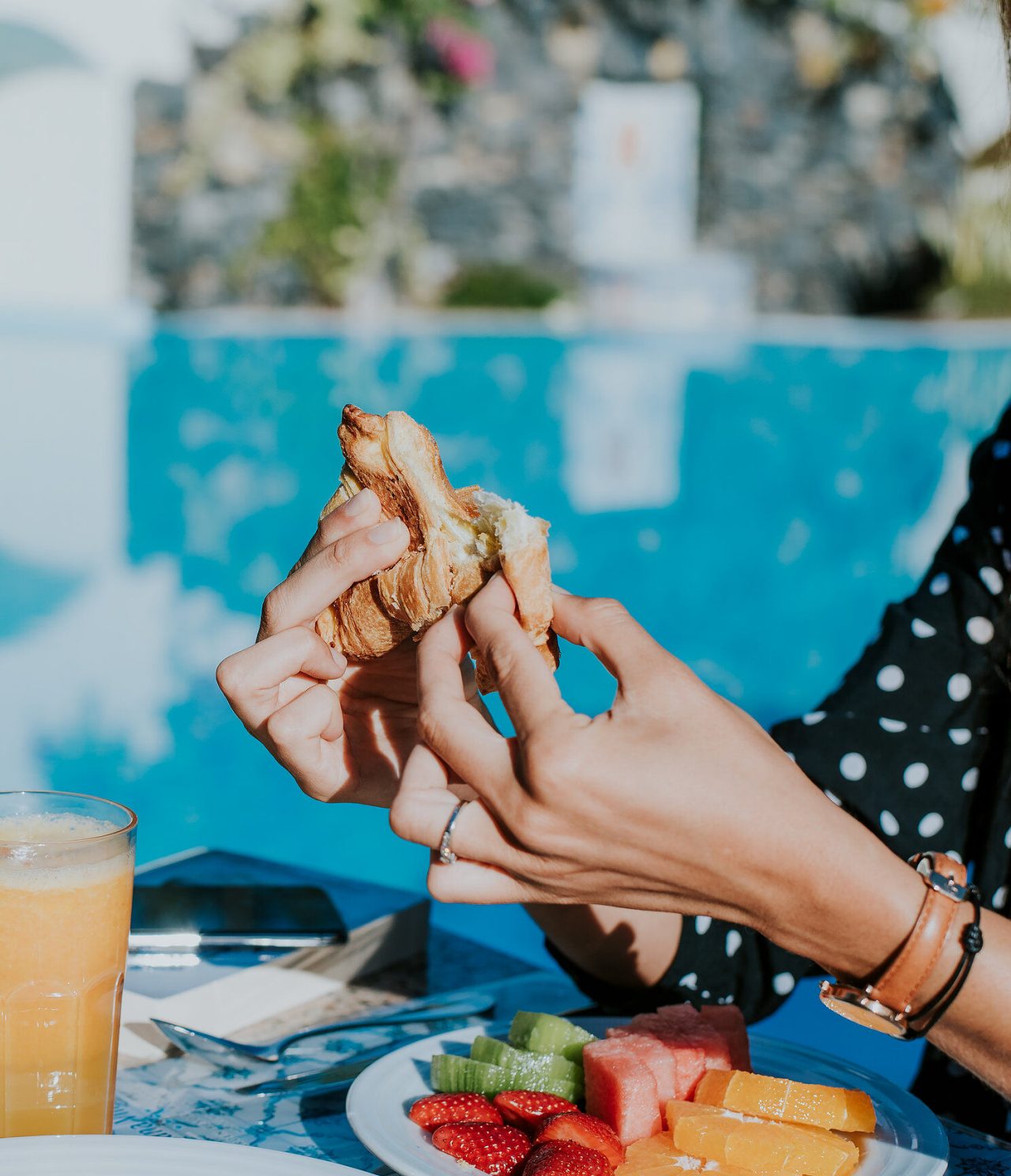 Het restaurant A Proa, van het 4-sterrenhotel in het centrum van Funchal, serveert ontbijt met fruit, sap en croissants