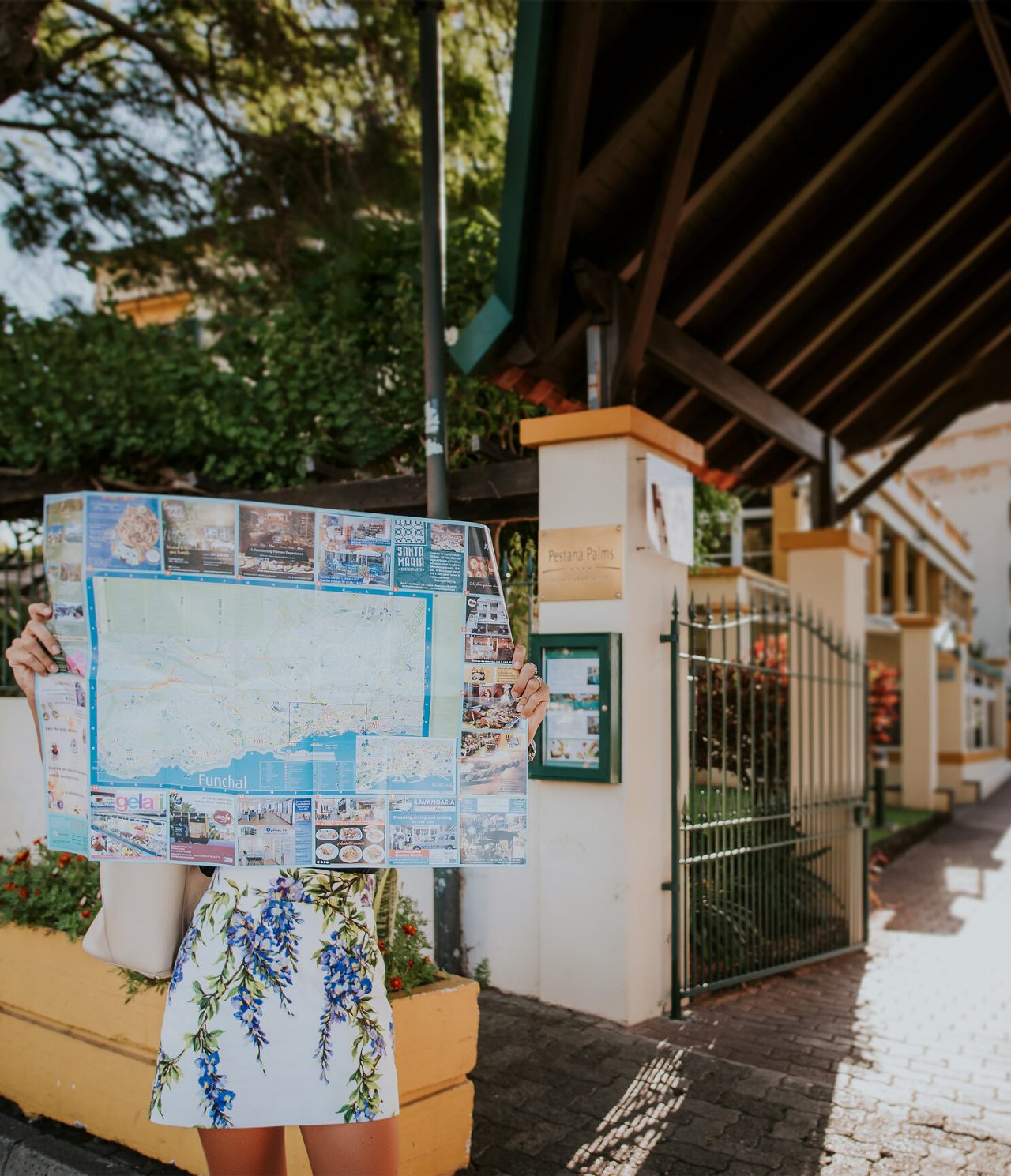 De bar Vila Lido, van het Hotel met Toegang tot de Zee in Funchal, heeft een ingang met een poort en een dak