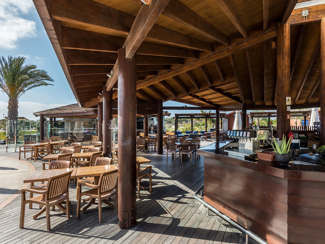 De bar Dunas, van het 5-sterrenresort in Porto Santo, serveert snacks en drankjes buiten, bij het zwembad