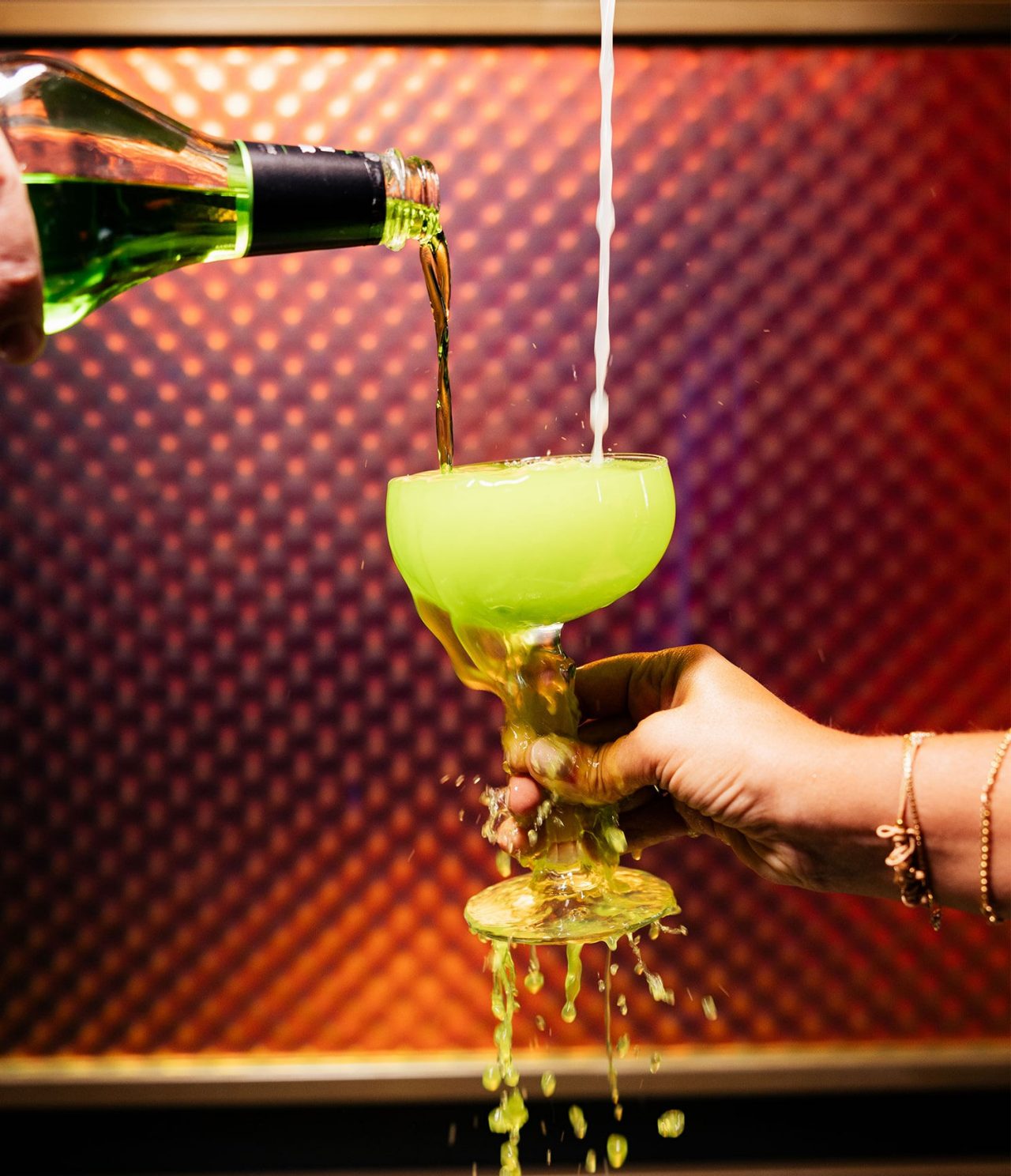 Het Inverse CR7 restaurant, in het hotel in het centrum van Madrid, Spanje, heeft een cocktail met een groene ondergrond.