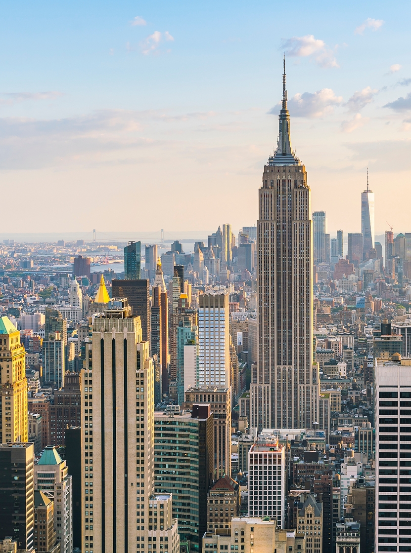 Skyline van New York met het Empire State Building op de voorgrond, omgeven door wolkenkrabbers in het centrum van Manhattan