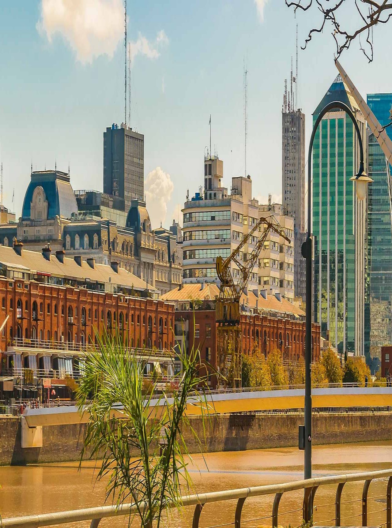 Stedelijk landschap van Buenos Aires met de havenwijk Puerto Madero, hoge gebouwen en de Río de la Plata