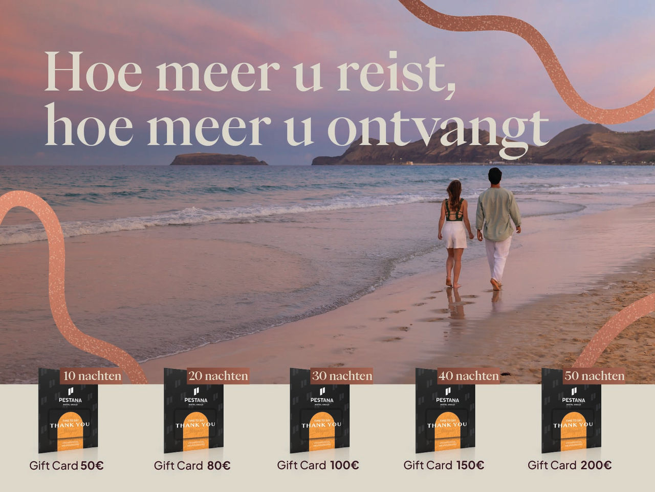 Koppel wandelt langs het strand bij zonsondergang met beloningen en cadeaubonnen van Pestana Guest Club