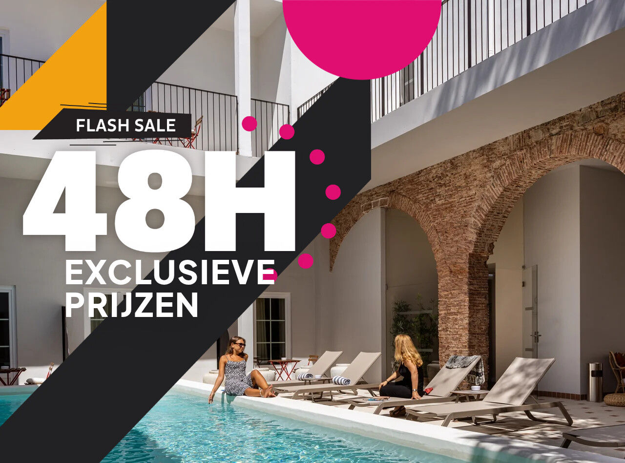 Binnenplaats met zwembad, ligstoelen en gasten onder hoge bogen naast promotietekst voor 48 uur flash sale