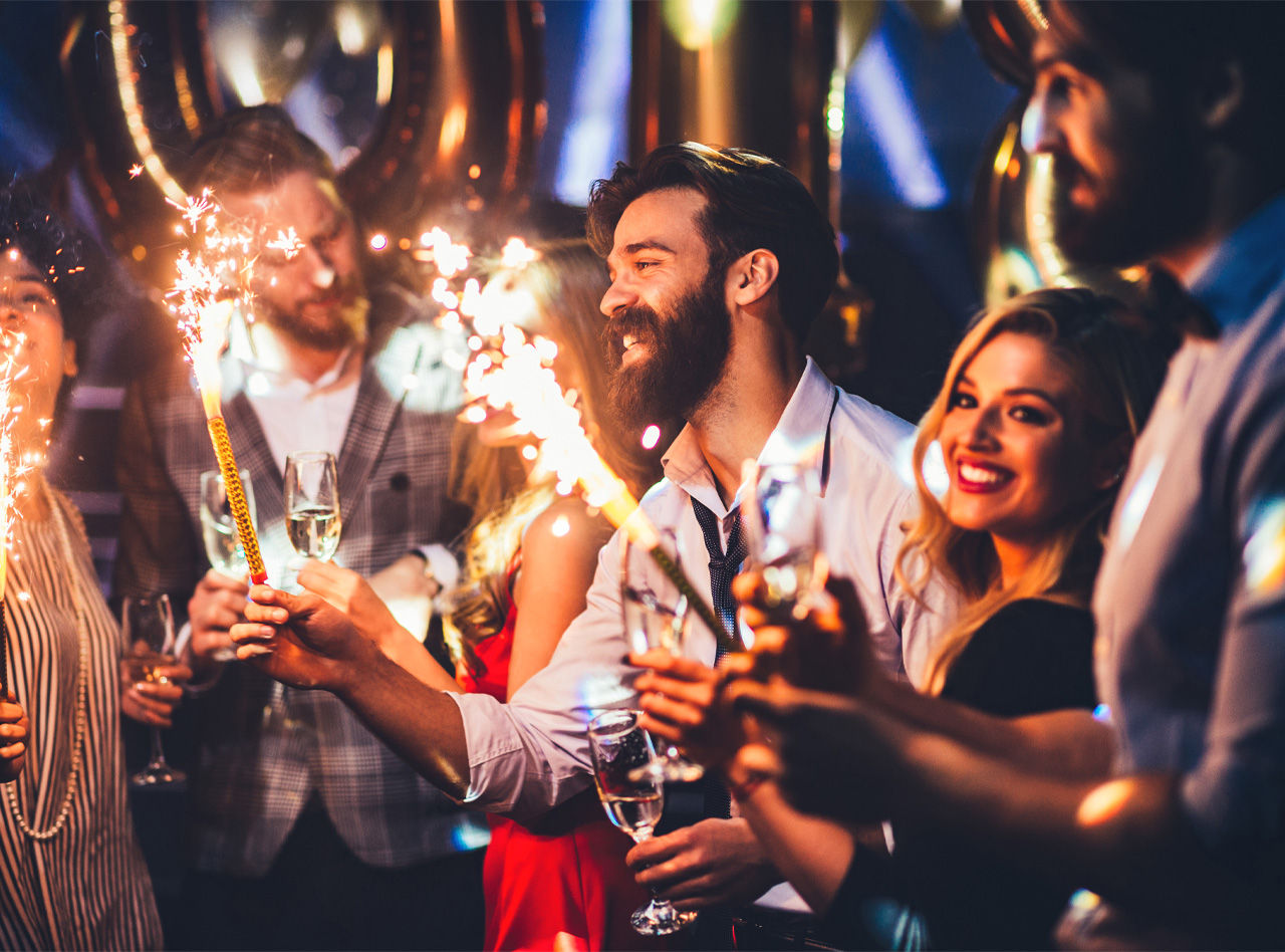 Vrienden vieren oudejaarsavond bij de Pestana Hotel Group, met champagne en vuurwerk