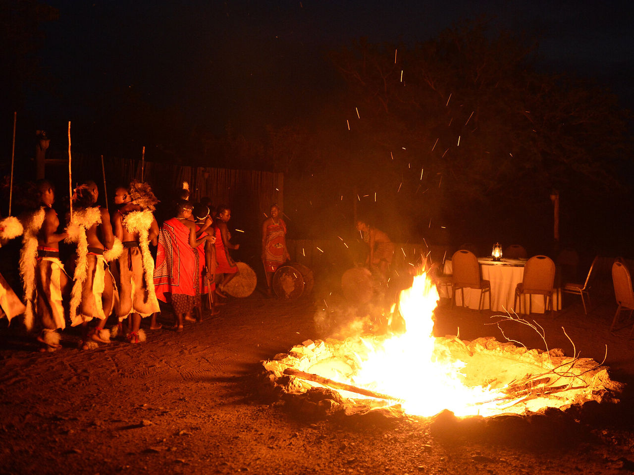 O restaurante Boma, do Hotel 4 Estrelas no Kruger Park, serve refeições ao ar livre com animação típica africana
