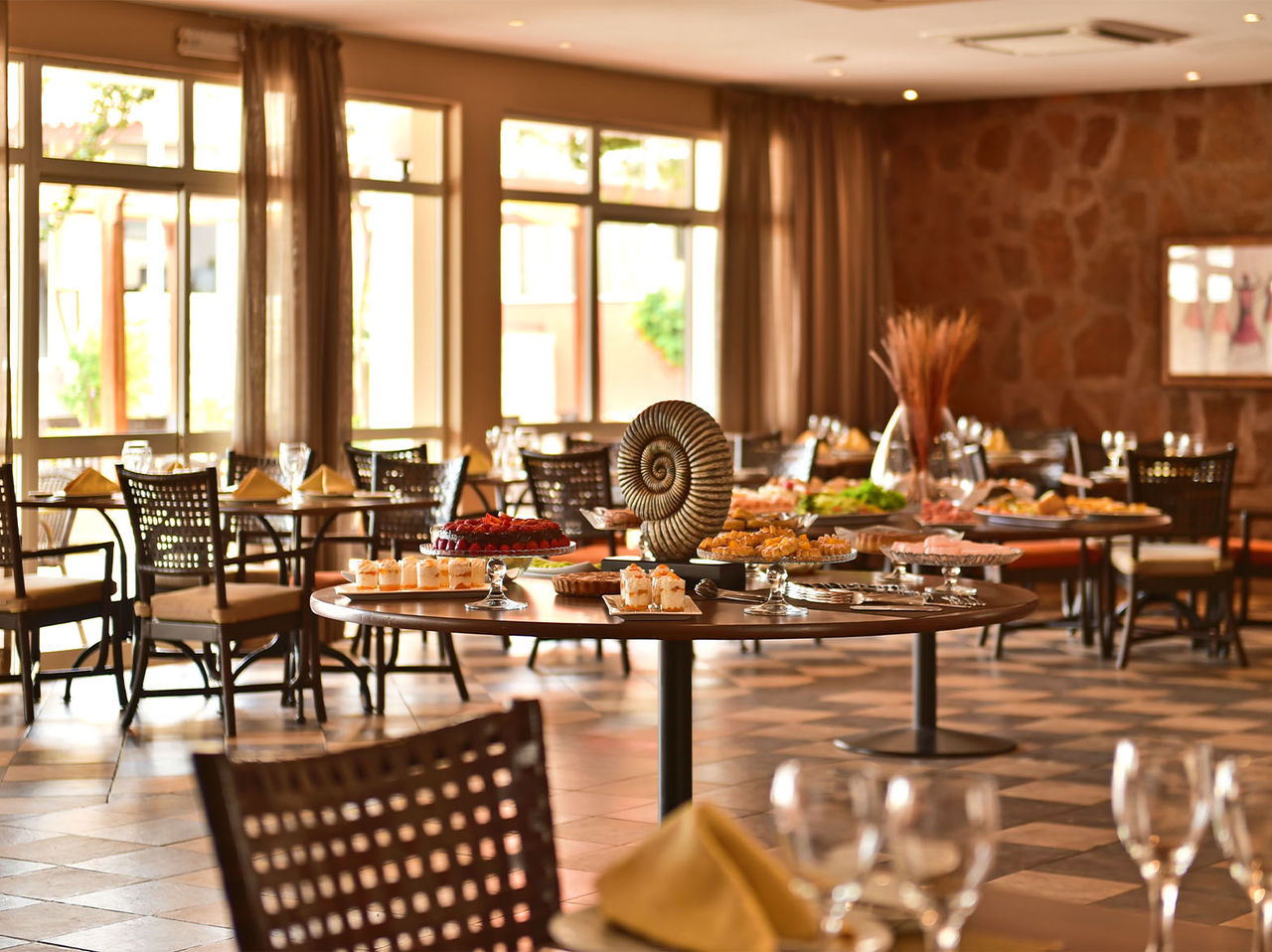 O restaurante Creole, do Hotel 4 Estrelas em Cabo Verde, tem um espaço amplo, com cadeiras, e oferece uma variedade de pratos