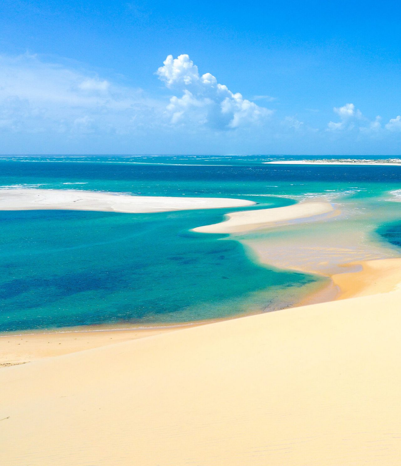 Vista aérea deslumbrante da baía de Bazaruto, revelando as suas águas cristalinas e dunas de areia branca
