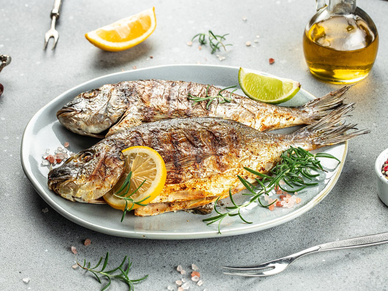 Refeição típica da região, dois peixes grelhados na perfeição, temperados com ervas frescas e limão