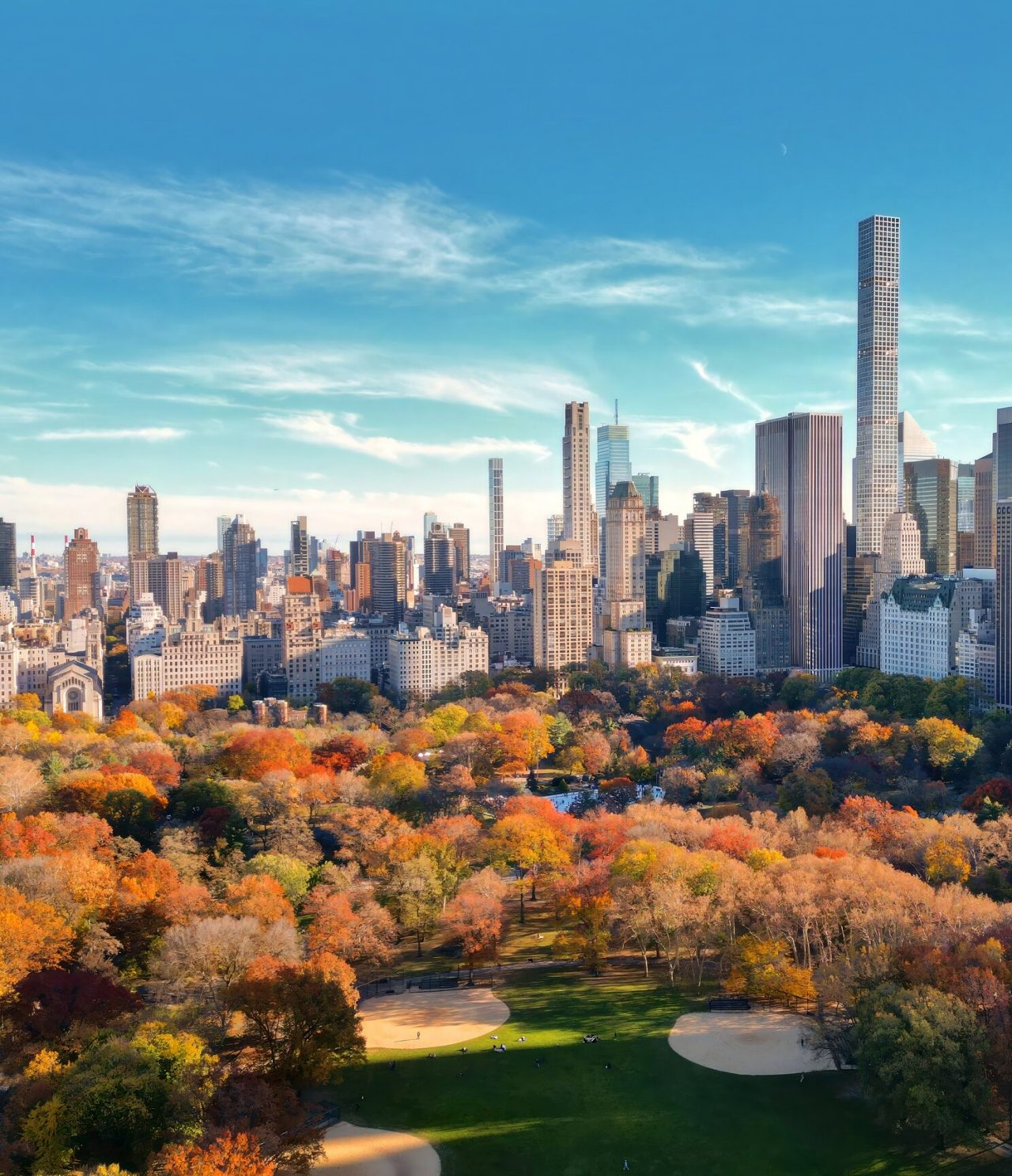 Explore Hotéis em Nova Iorque com vista sobre o Central Park rodeado por arranha céus sob céu azul de outono